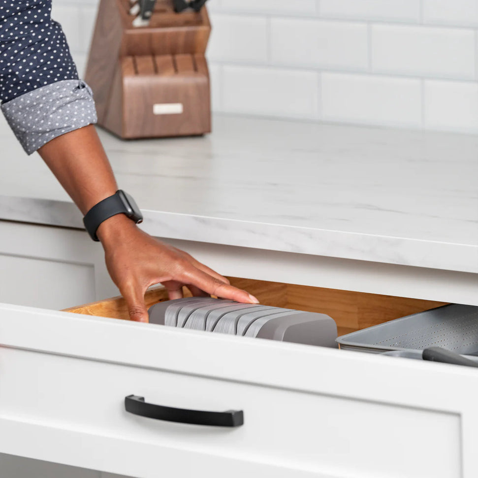 Chef's Choice - Grey Rechargeable Three-Stage 20° Dizor AngleSelect DC 1520 Electric Knife Sharpener, Gift Box - SHC52BGY11