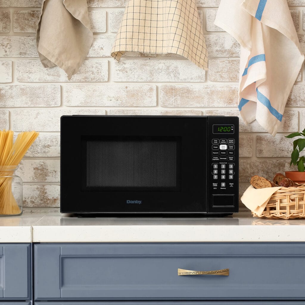 Danby - 0.7 cu.ft. Black Countertop Microwave - DBMW0721BBB