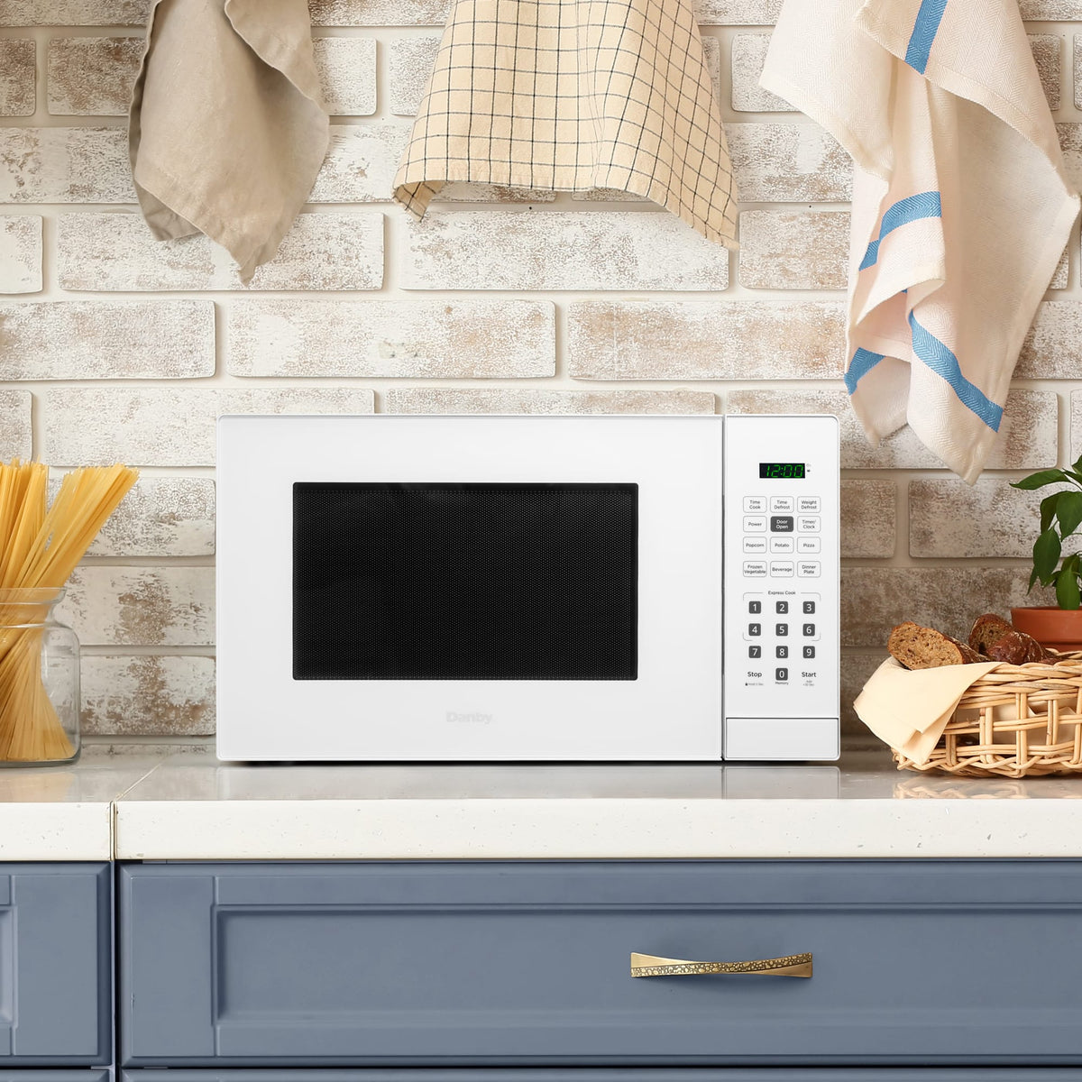 Danby - 0.9 cu.ft. White Countertop Microwave - DBMW0921BWW