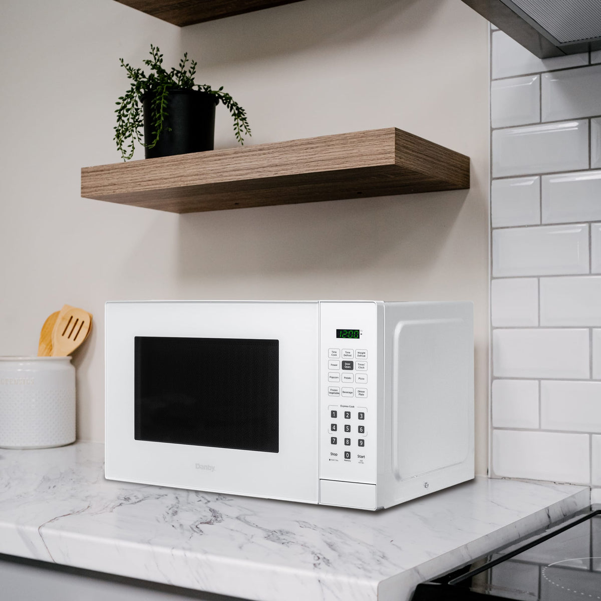Danby - 0.9 cu.ft. White Countertop Microwave - DBMW0921BWW