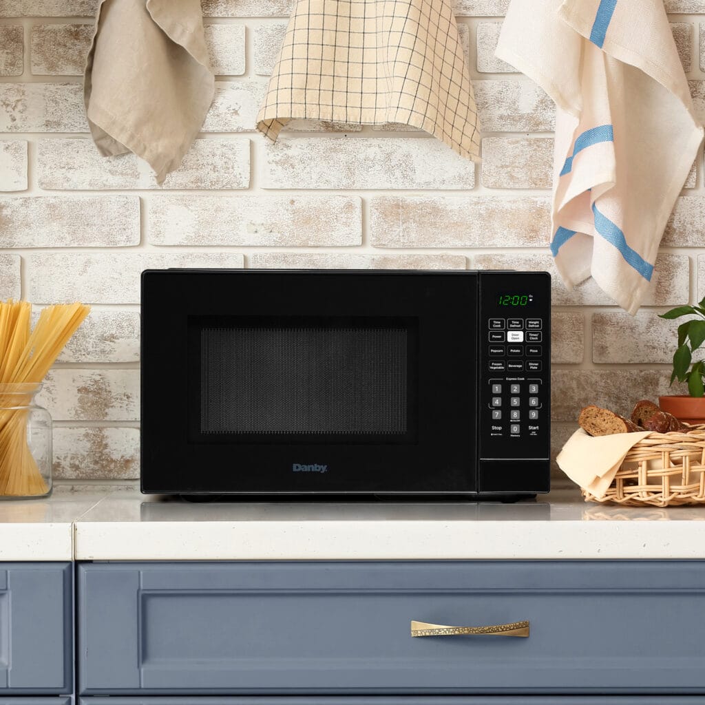 Danby - 1.1 cu.ft. Black Countertop Microwave - DBMW1121BBB