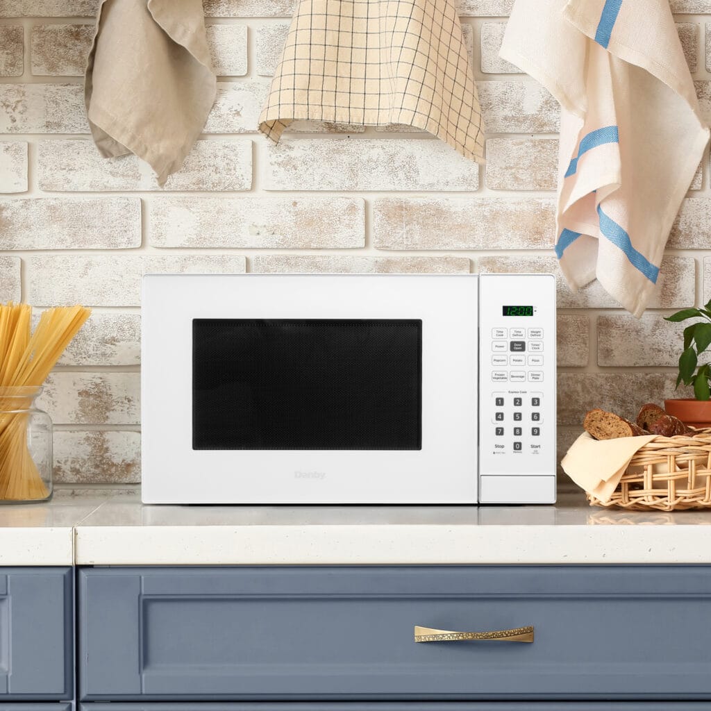 Danby - 1.1 cu.ft. White Countertop Microwave - DBMW1121BWW