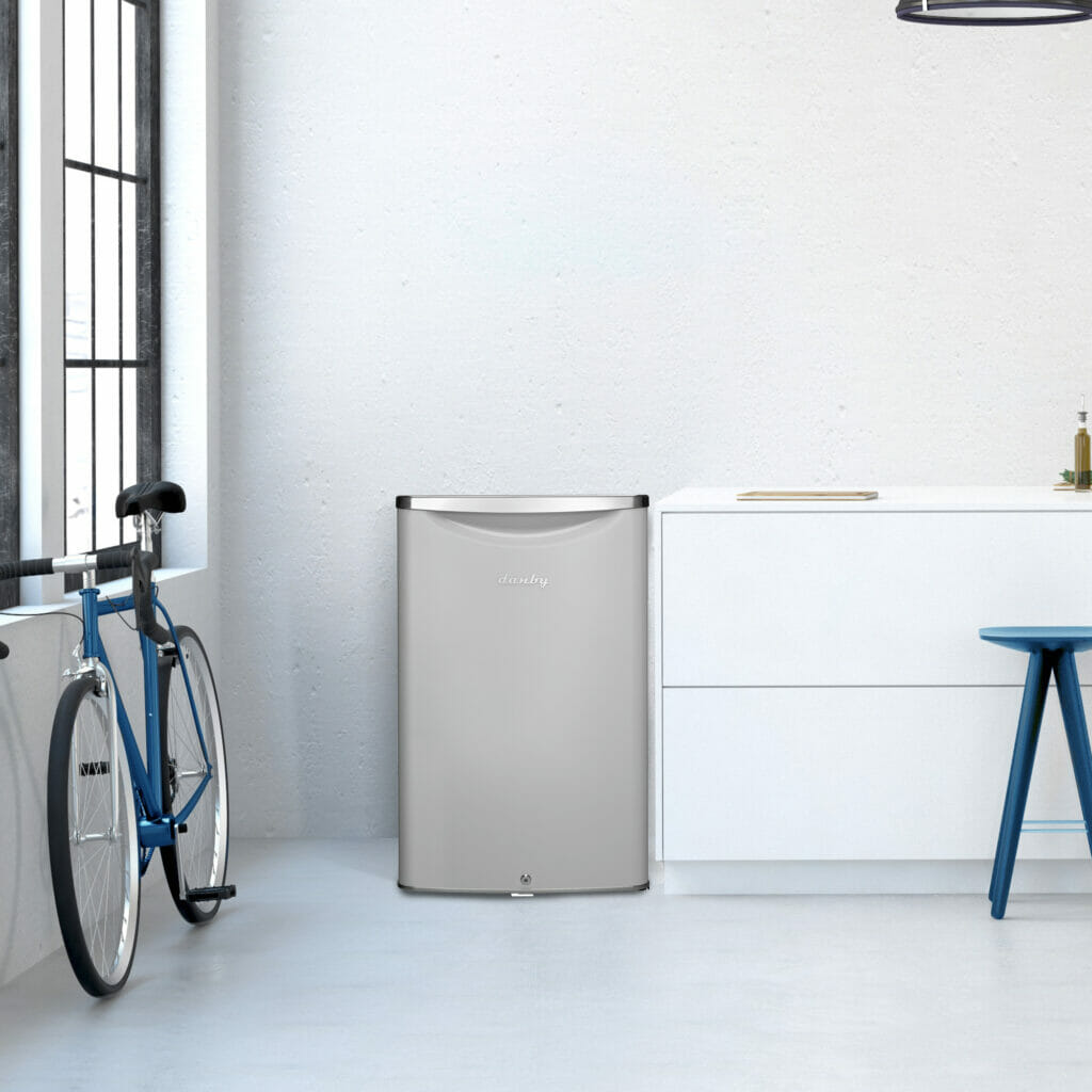 Danby - 4.4 cu. ft. Contemporary Classic Pearl White Compact Fridge - DAR044A6PDB