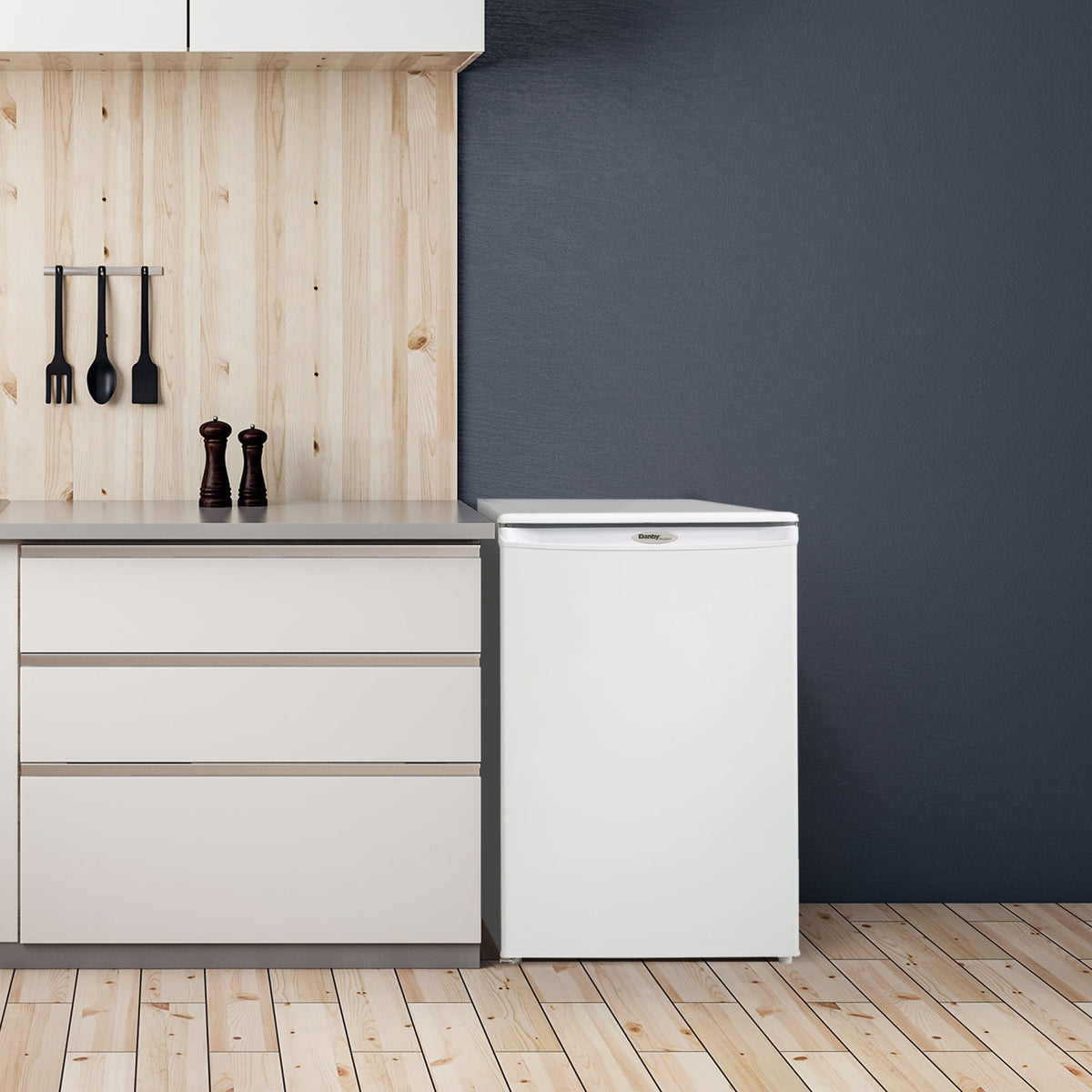Danby - Designer 4.3 cu. ft. Upright Freezer In White - DUFM043A2WDD