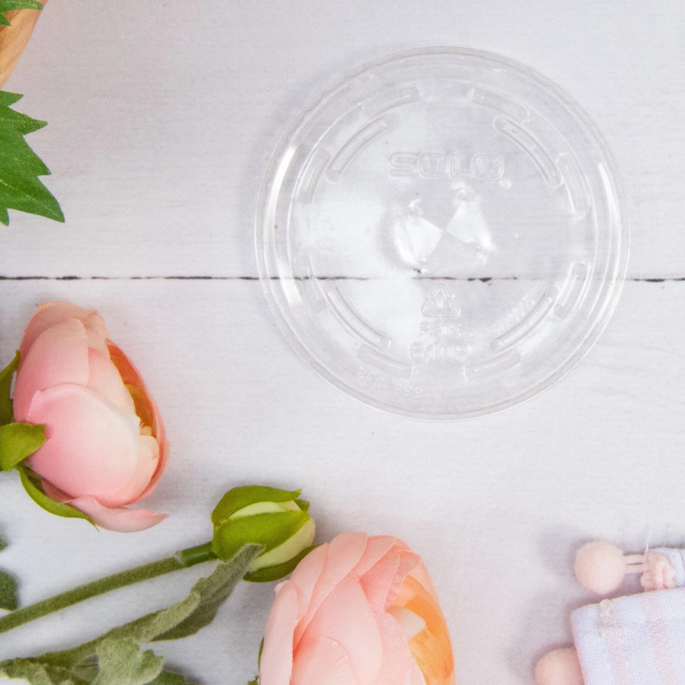 Dart Container - 10 Oz Clear Flat Lid Straw Slot fist Cold Plastic Cups, 1000/cs - 610TS