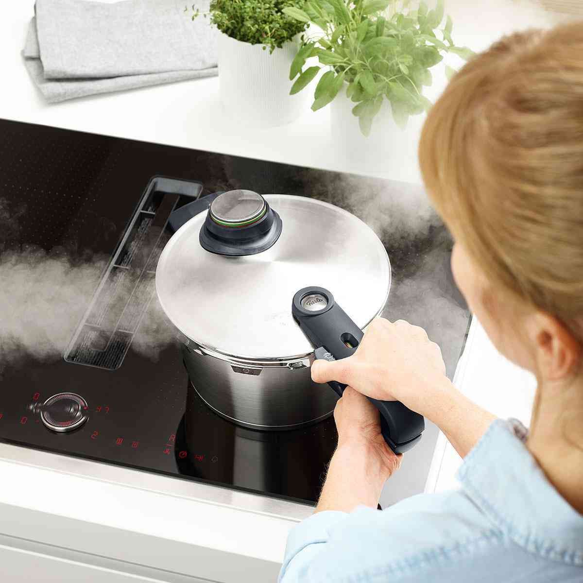 Fissler - 2.6 QT Vitavit Premium Pressure Skillet with Steamer - 622-212-02-0700