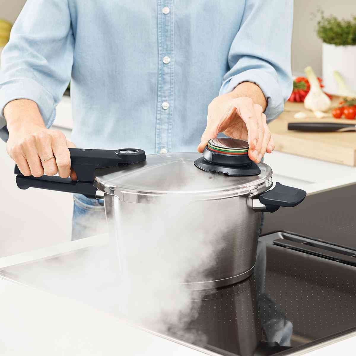 Fissler - 2.6 QT Vitavit Premium Pressure Skillet with Steamer - 622-212-02-0700