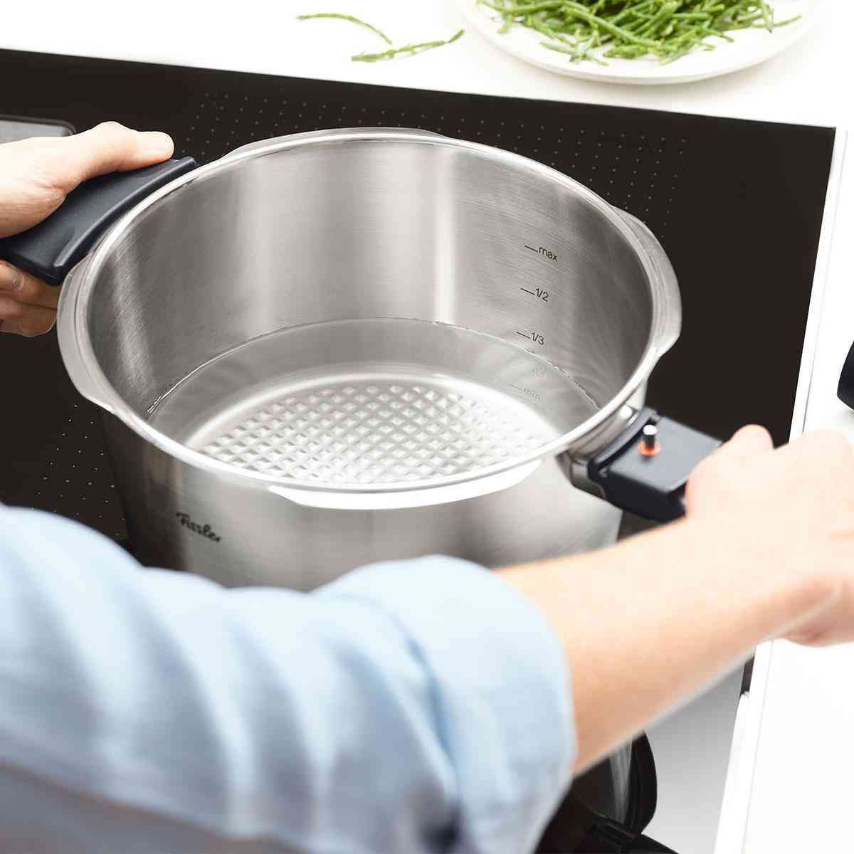 Fissler - 3.7 QT Vitavit Premium Pressure Skillet with Steamer - 622-412-03-0700