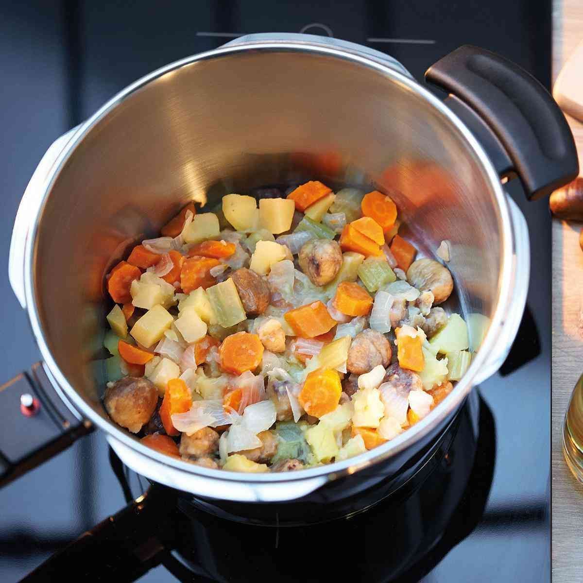 Fissler - 6.3 QT & 3.7 QT Vitavit Premium Pressure Cookers with Cover - 622-412-13-0900