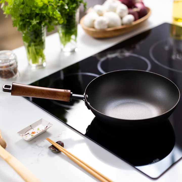 Joyce Chen - Classic Series 9.5" Black Carbon Steel Preseasoned Stir Fry Pan - J21-0509
