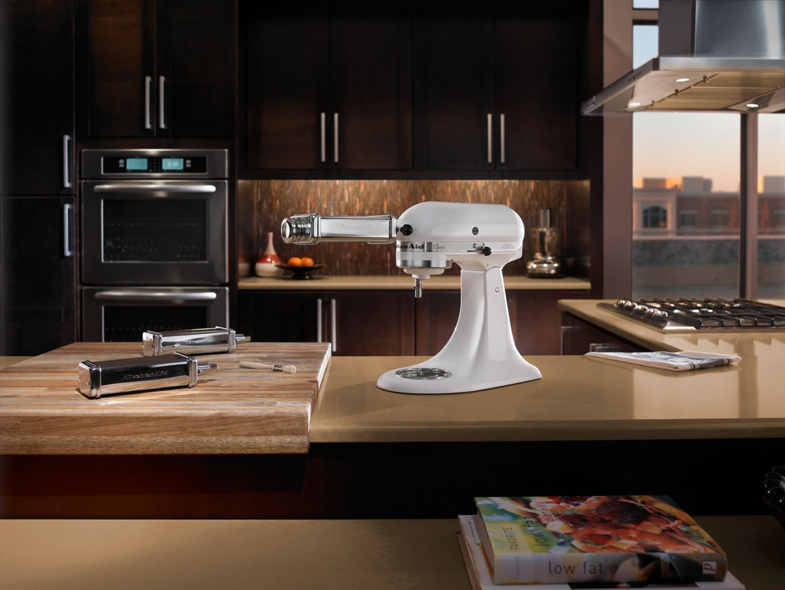 KitchenAid - 4.5 QT Classic Series White Tilt-Head Stand Mixer - K45SSWH