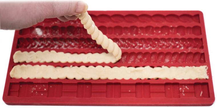Norpro - Silicone Pie Edge Mold with Scraper - 3238