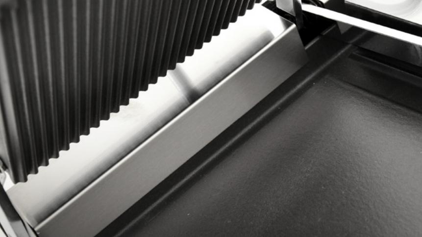 Omcan - 10" x 9" Single Panini Grill with Grooved & Smooth Surfaces - 11376