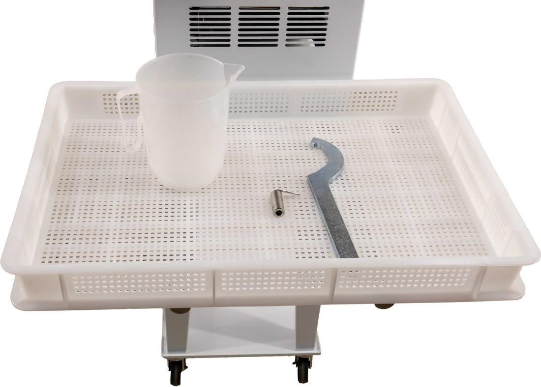 Omcan - 8.8 lbs Capacity Heavy-Duty Floor Model Pasta Machine - PM-IT-0008