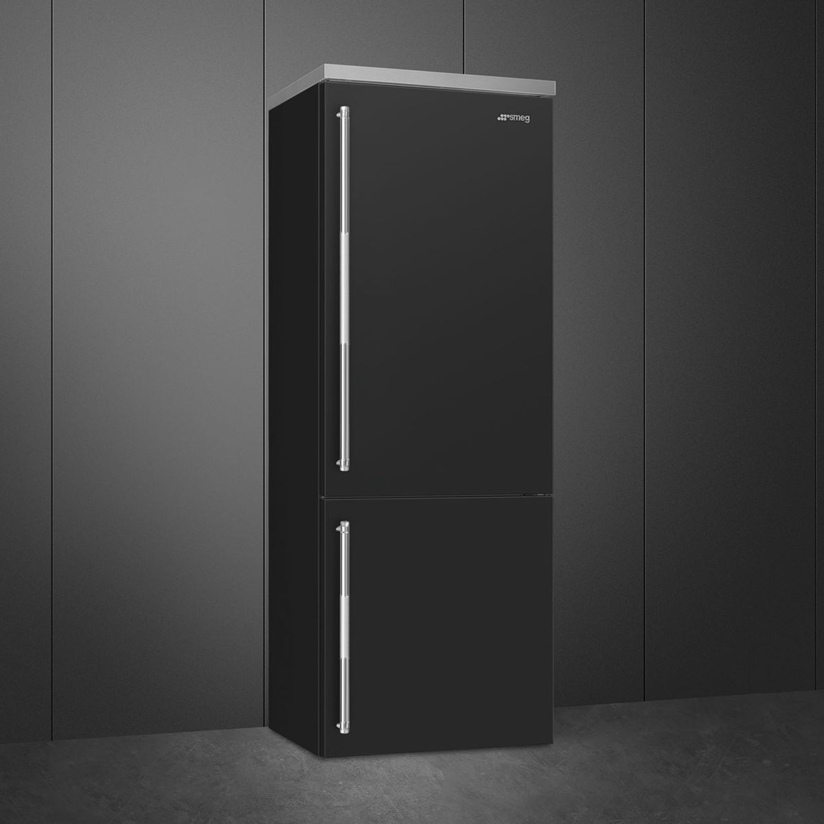 Smeg - 27" Bottom Mount Black Matte Right Hinge Fridge with Pro Handles - BM27URMB