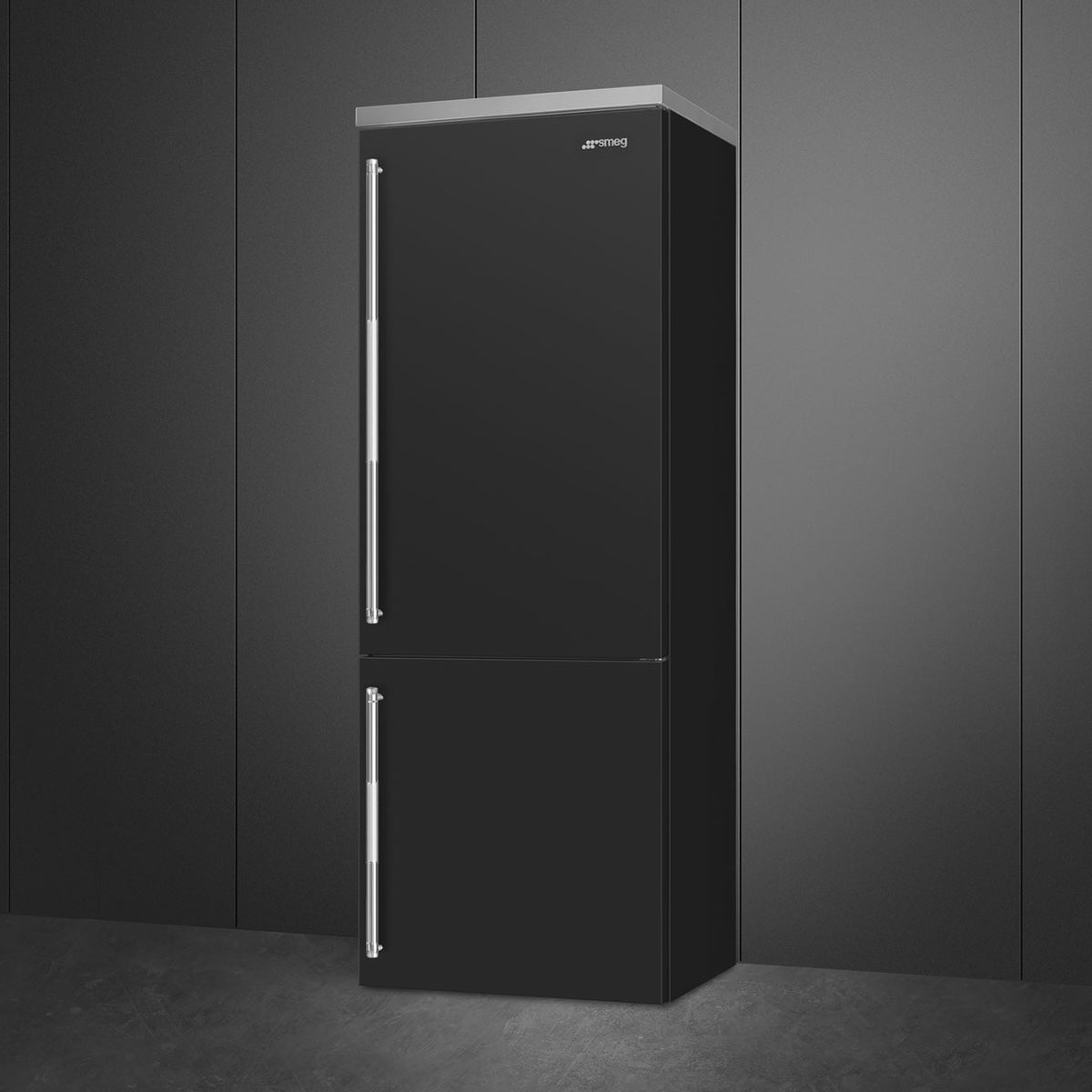 Smeg - 27" Bottom Mount Black Matte Right Hinge Fridge with Pro Handles - BM27URMB