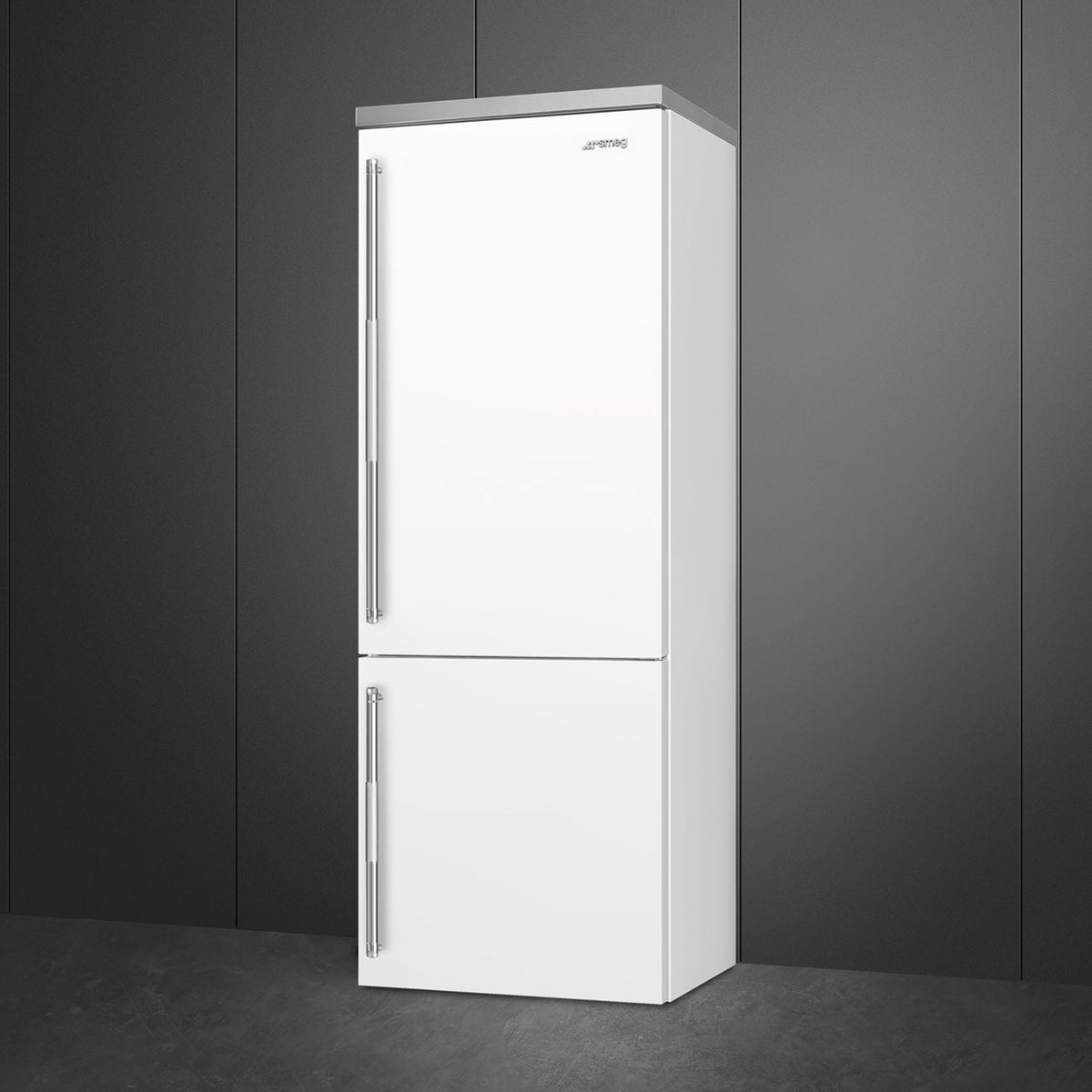 Smeg - 27" Bottom Mount White Matte Right Hinge Fridge with Pro Handles - BM27URMW