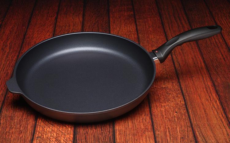 Swiss Diamond - 12.5" XD Non-Stick Fry Pan with Lid (32 cm) - XD6432C