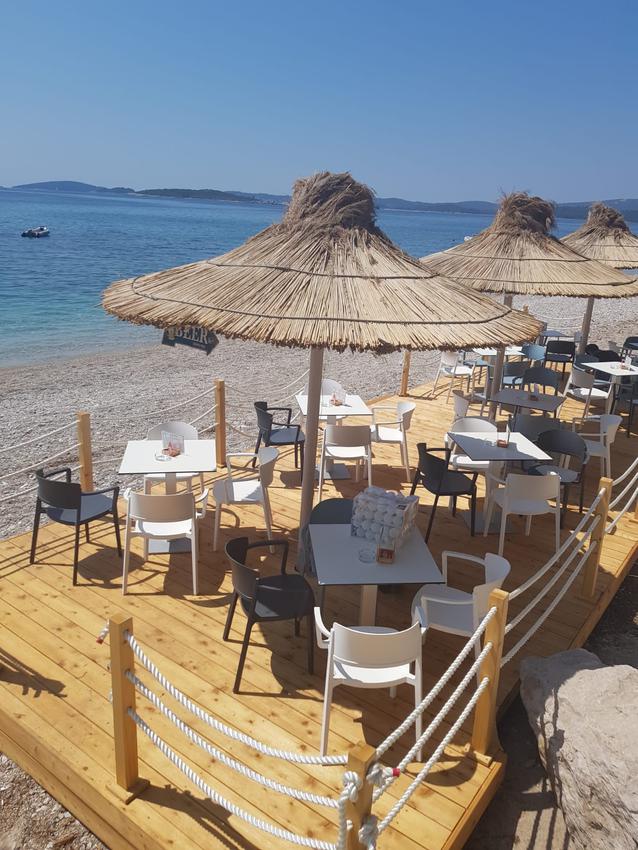 Tarrison - Abuela White Arm Chair - AS29300A