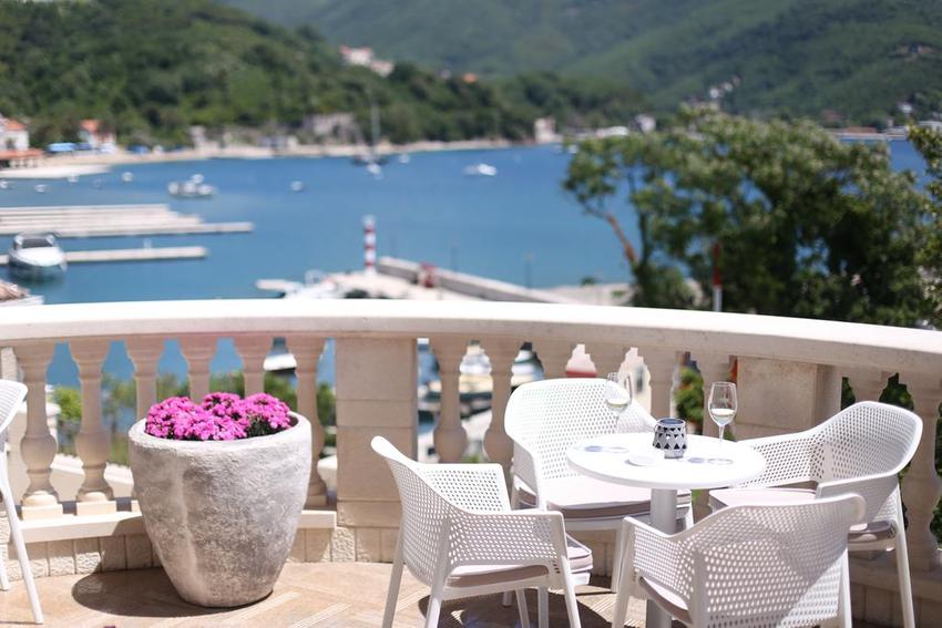 Tarrison - Minush White Arm Chair - AS22000A