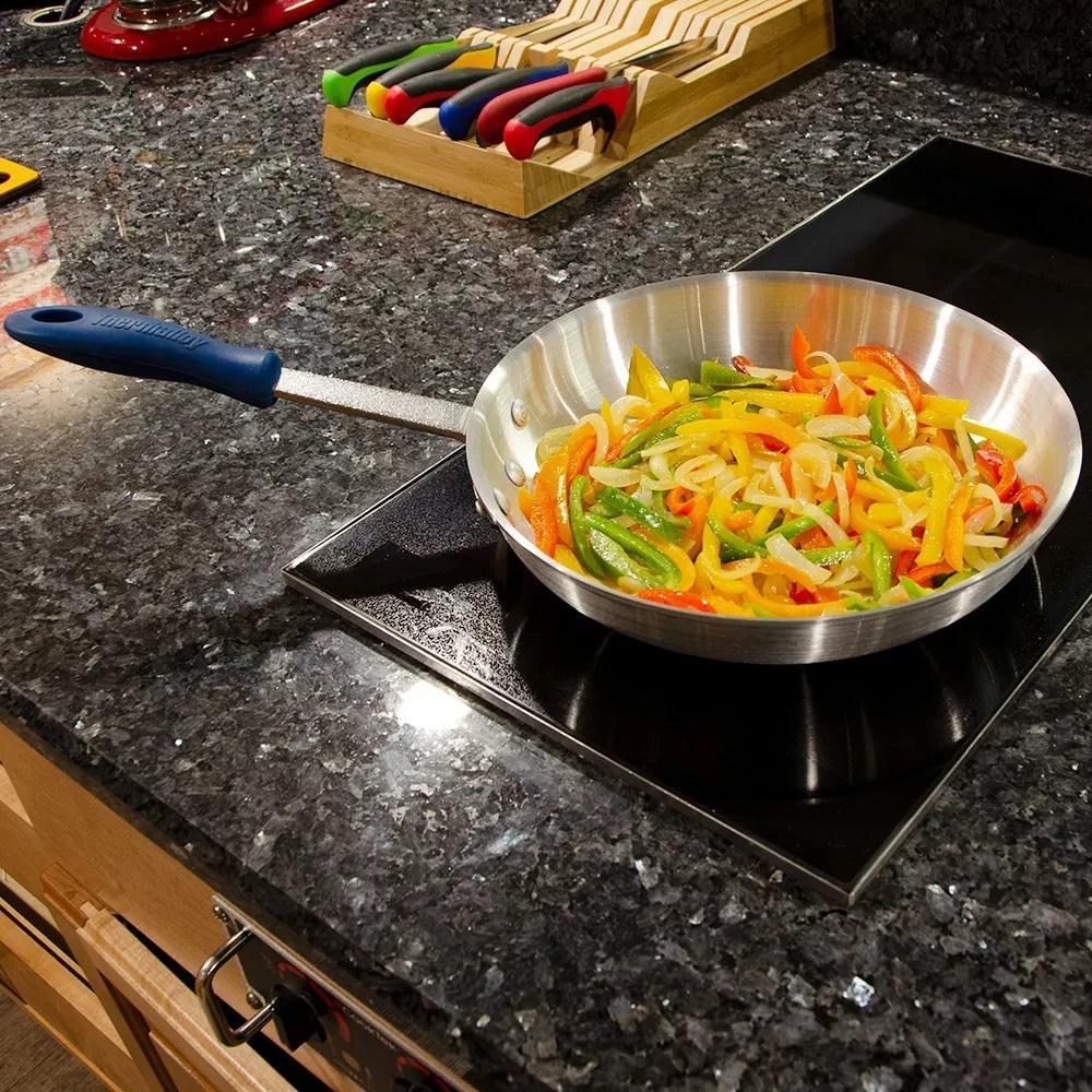 Thermalloy - 10" Aluminum Fry Pan with ThermoGrip Silicone Sleeve - 5813810