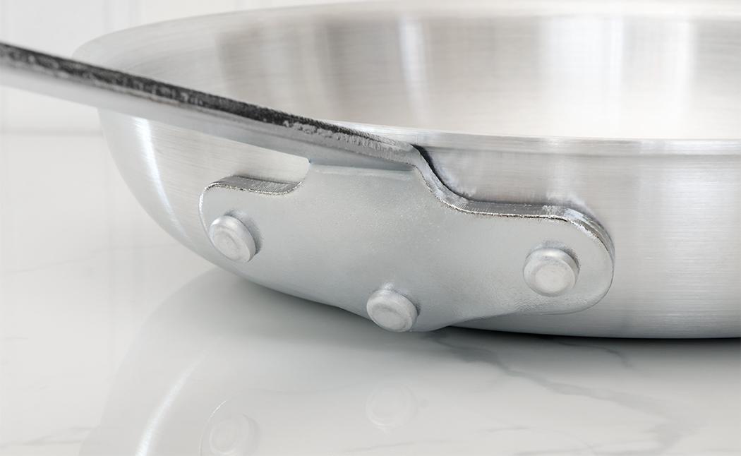 Thermalloy - 8" Heavy Duty Aluminum Fry Pan With ThermoGrip Silicone Sleeve - 5814808