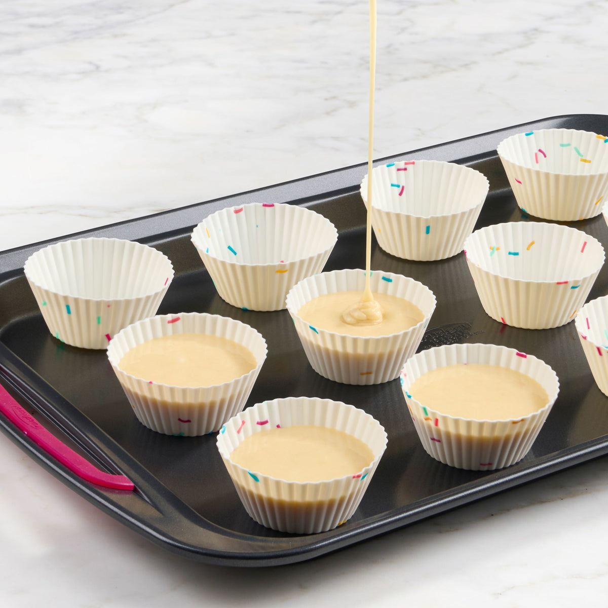 Trudeau - Pack of 12 Standard White Silicone Muffin Cups - 05119064