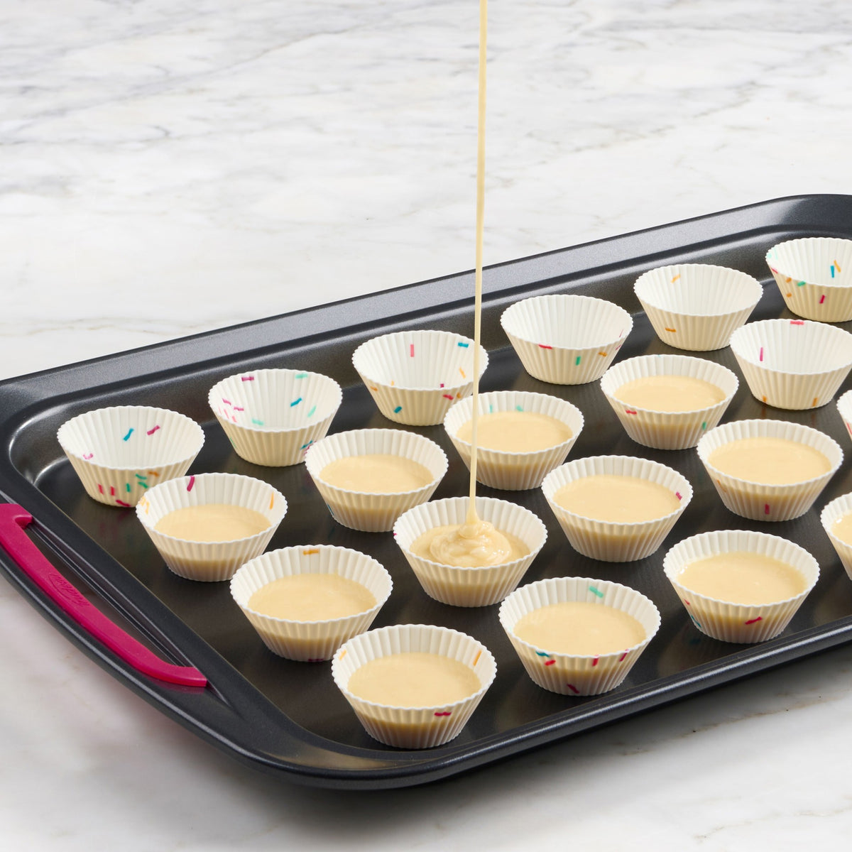 Trudeau - Pack of 24 Standard White Silicone Muffin Cups - 05119065