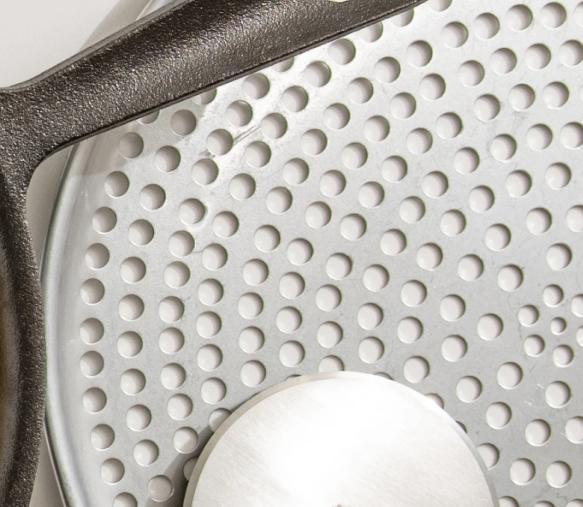 Browne - 11" Aluminum Perforated Pizza Pan - 575351