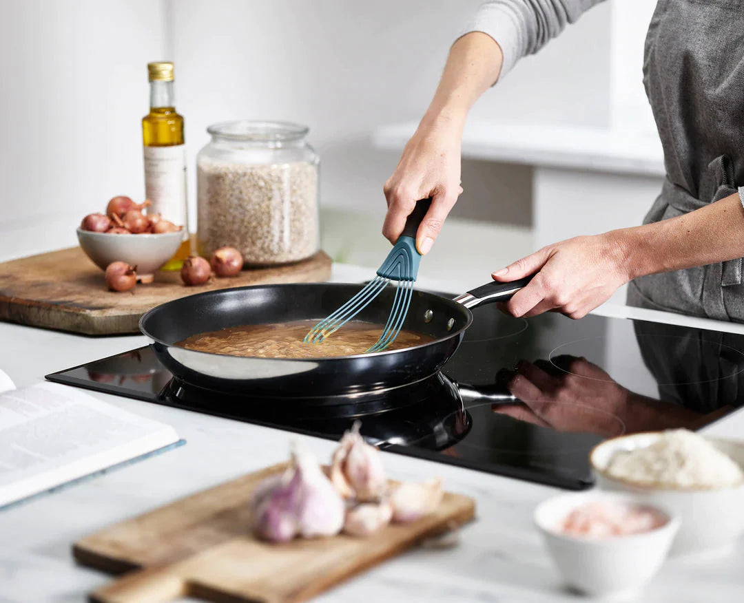 Joseph Joseph - 2 in 1 Silicone Whisk - 7981000BG