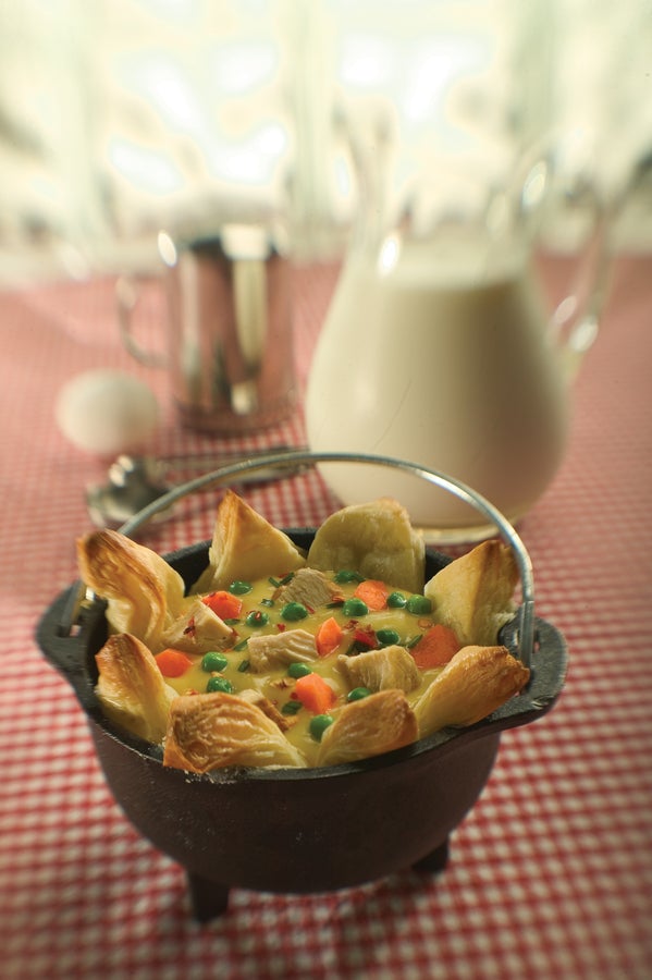 Lodge - 0.4 L Heat-Treated Cast Iron Country Kettle - HCK