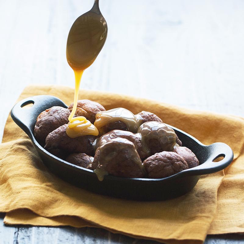 Lodge - 0.5 L Heat-Treated Oval Cast Iron Server - HM16OS