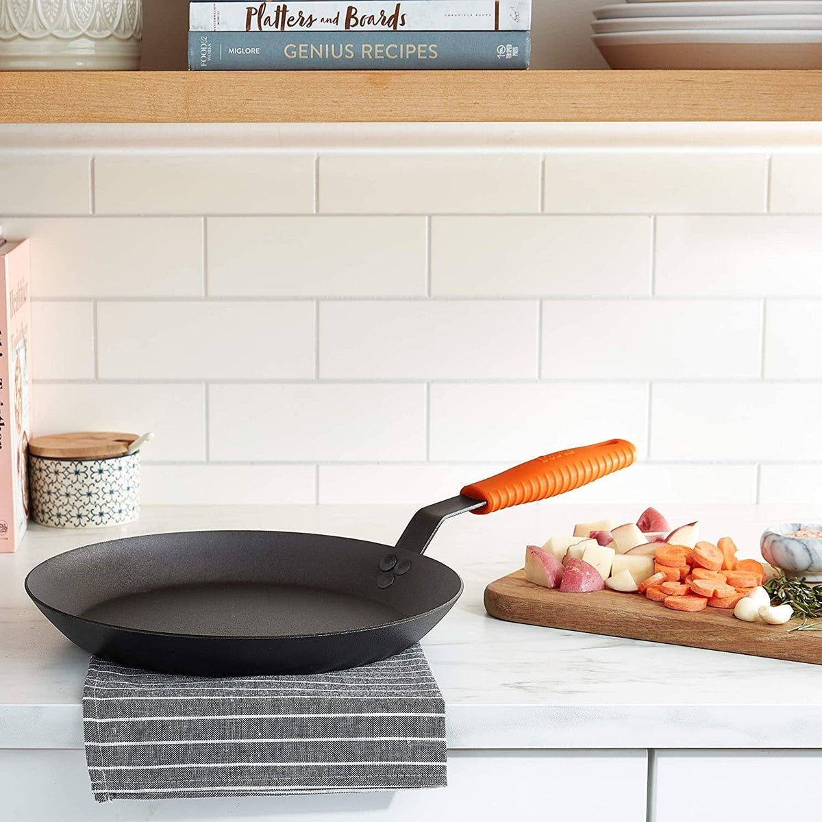 Lodge - 10" Seasoned Carbon Steel Skillet with Handle Holder - CRS10HH61
