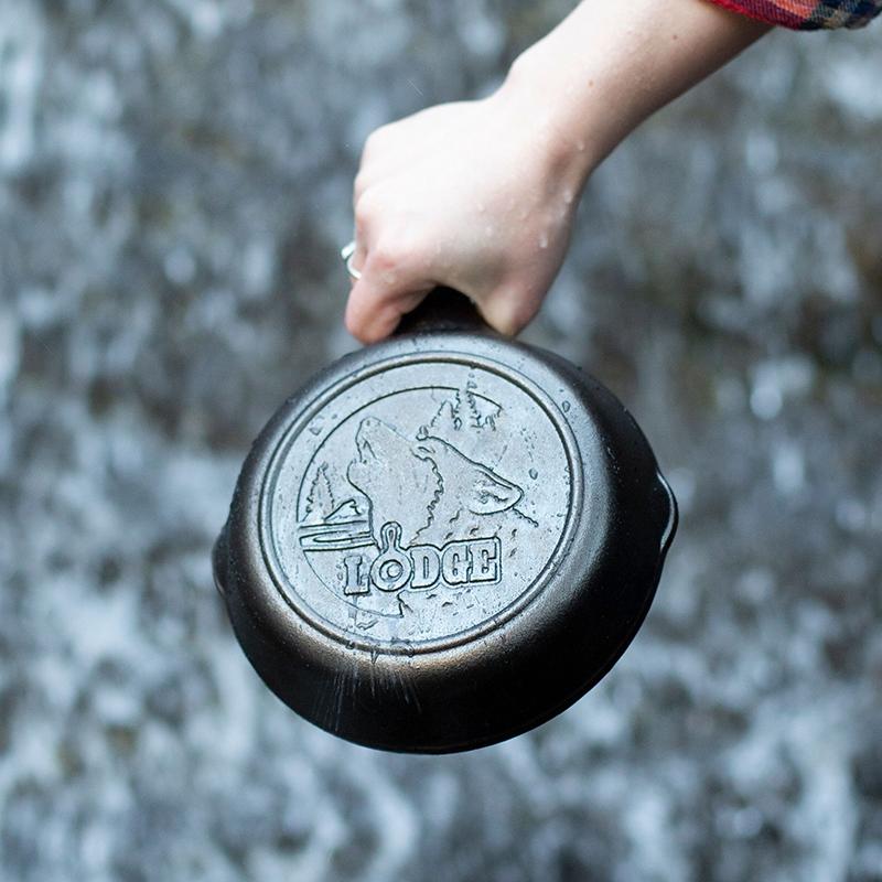 Lodge - 6.5" Wildlife Wolf Cast Iron Skillet - L3SKWLWF