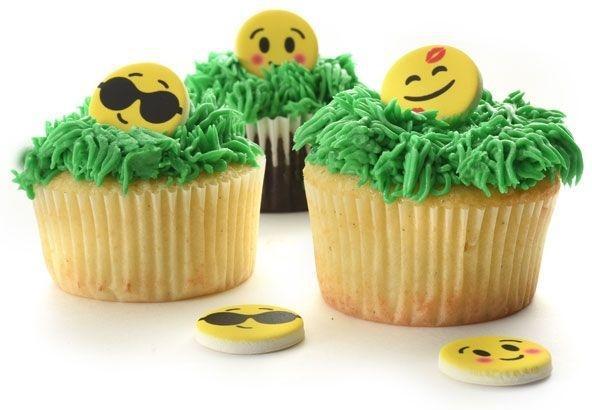 Norpro - Standard White Muffin/Cupcake Cups (75 Pieces) - 3460