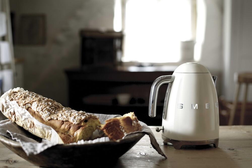 Smeg - 1.7 L 50's Style Kettle with 3D Logo Cream - KLF03CRUS