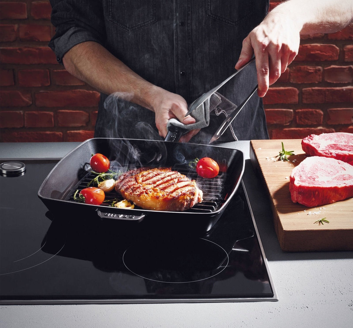 Staub - 12" Cast Iron Square Grill Pan Black (30 cm) - 40501-107
