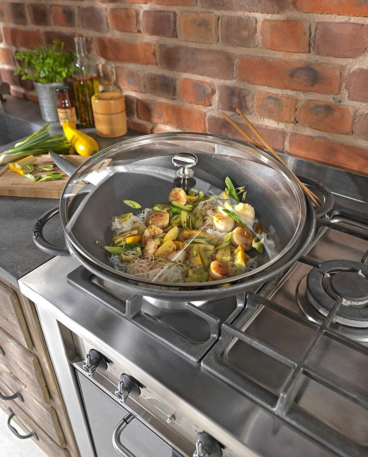 Staub - 14.5" Cast Iron Wok with Glass Lid Black (37 cm) - 40509-398