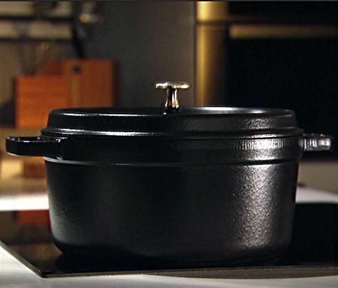 Staub - 5.5 QT Round Cocotte Black 5.2L - 40509-310