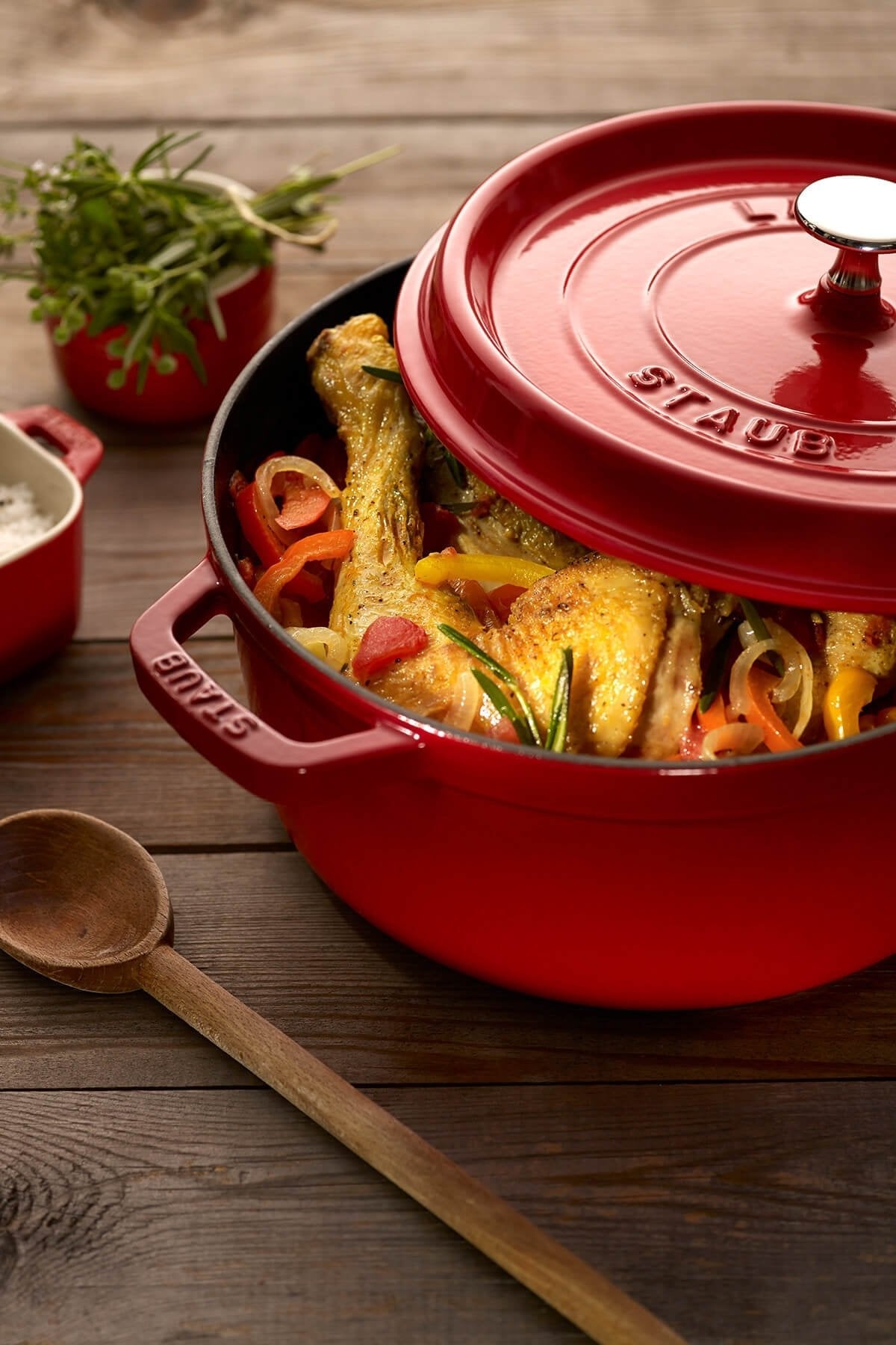 Staub - 5.5 QT Round Cocotte with Steamer Cherry Red 5.2L - 40510-601