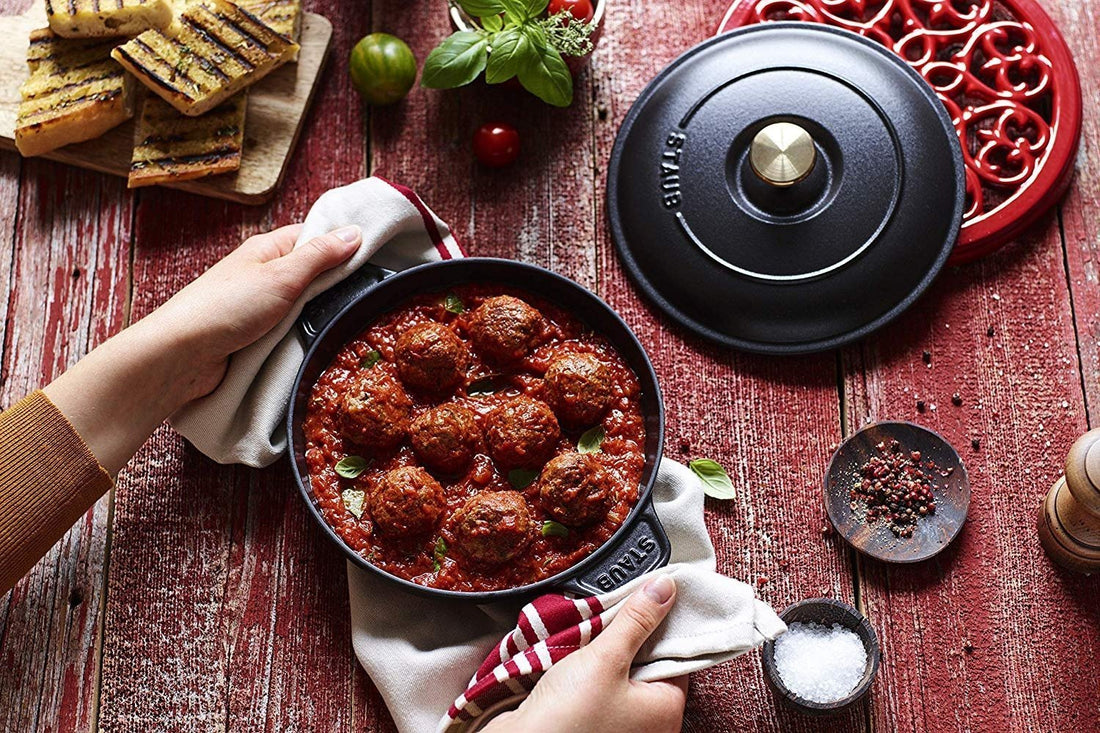 Staub - 8" Cast Iron Round Baking Dish with Lid 20cm - 40509-579