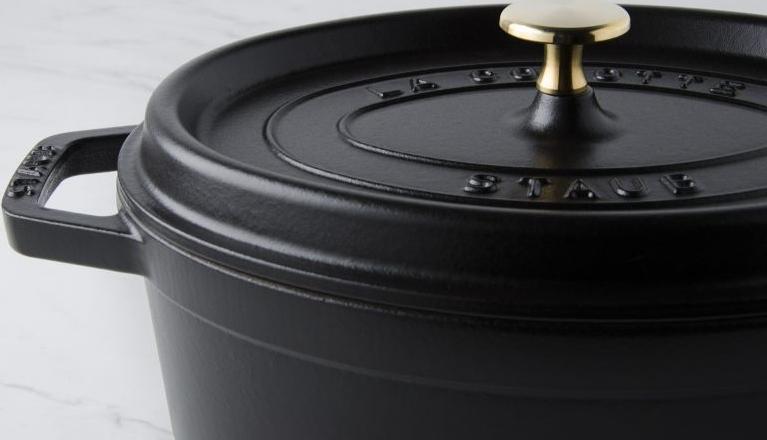 Staub - 8.5 QT Oval Cocotte Black 8L - 40509-370