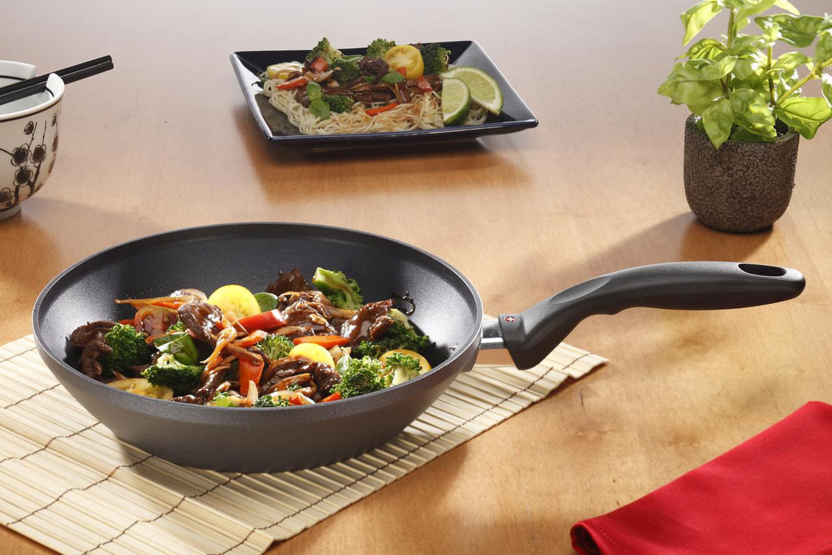 Swiss Diamond - 11" Induction Nonstick Edge Stir Fry Pan with Lid (28cm) - 6528ic