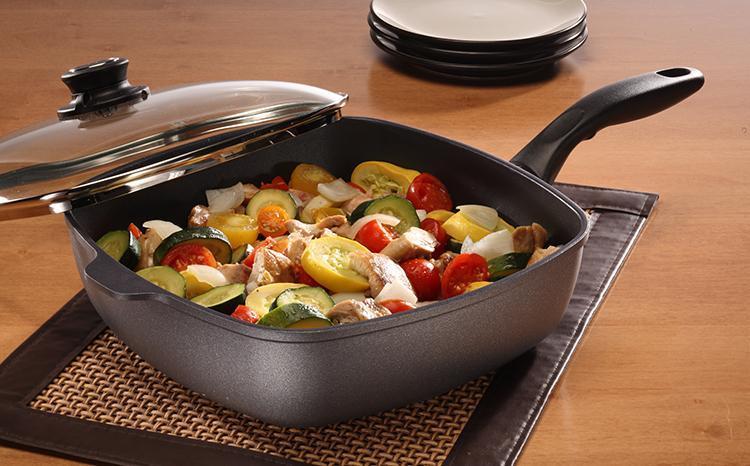 Swiss Diamond - 11" x 11" XD Square Sauté Pan with Lid (28 cm x 28 cm) - XD66283c