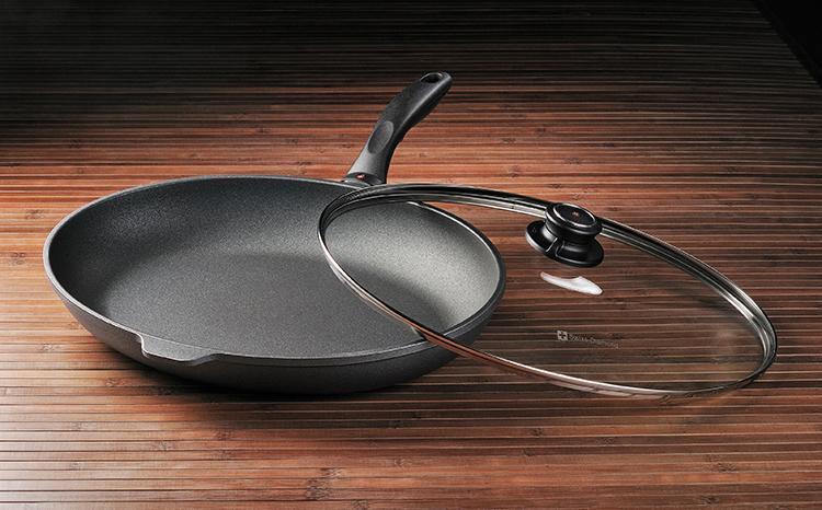 Swiss Diamond - 15" x 10.25" HD Classic Oval Fry Pan with Lid (38 cm x 26 cm) - 6538C