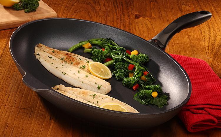Swiss Diamond - 15" x 10.25" HD Classic Oval Fry Pan with Lid (38 cm x 26 cm) - 6538C