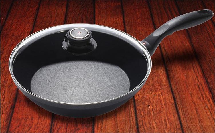 Swiss Diamond - 9.5" x 2" Nonstick Edge Stir Fry Pan with Lid (24 x 5 cm) - 6524C