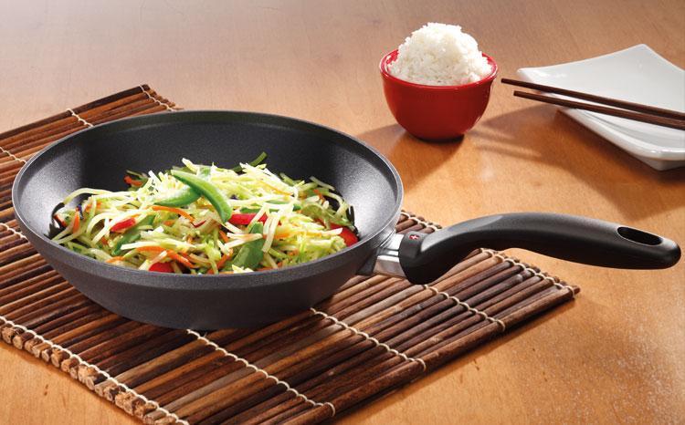 Swiss Diamond - 9.5" x 2" Nonstick Edge Stir Fry Pan with Lid (24 x 5 cm) - 6524C