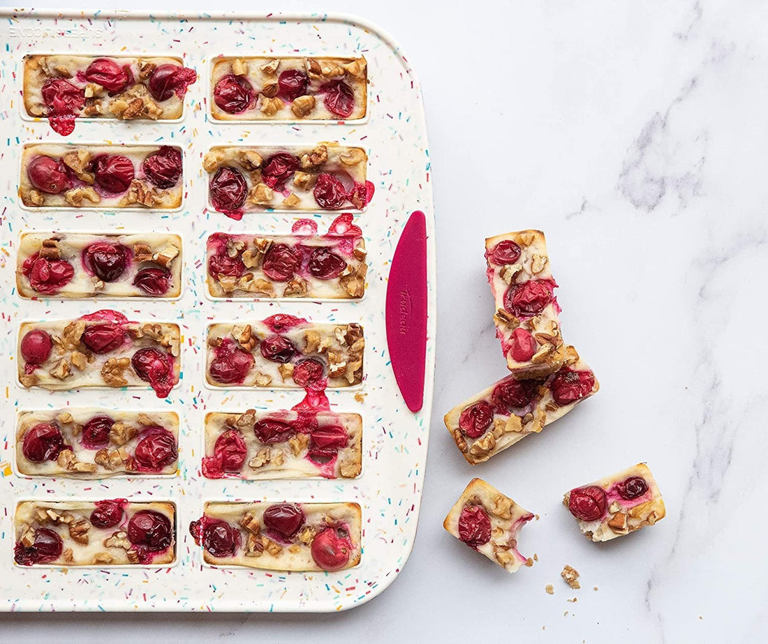 Trudeau - 24 Count Mini Bar Cake Pan Confetti Fuchsia - 05118615